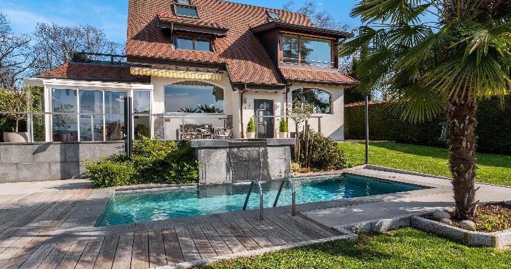 Villa pieds dans l'eau à Corsier Port